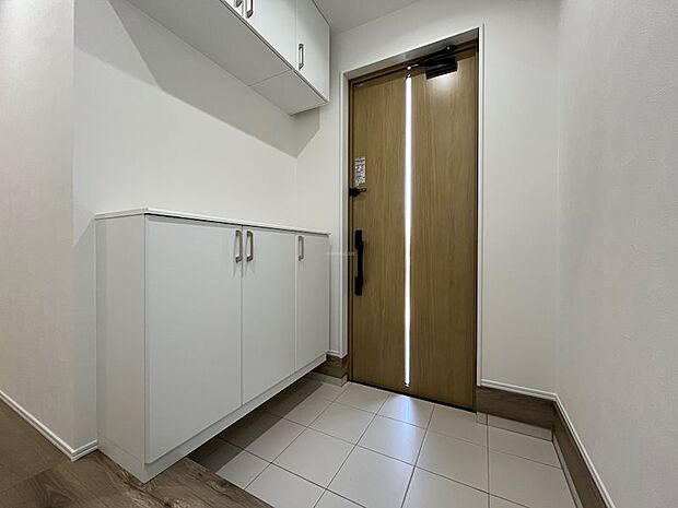 大きなシューズボックスつきの玄関