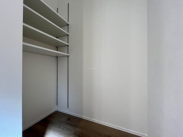 まとめ買いにも便利なパントリー