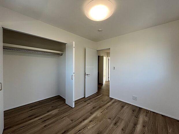 2F洋室5.2帖。2階の各部屋に収納がついています