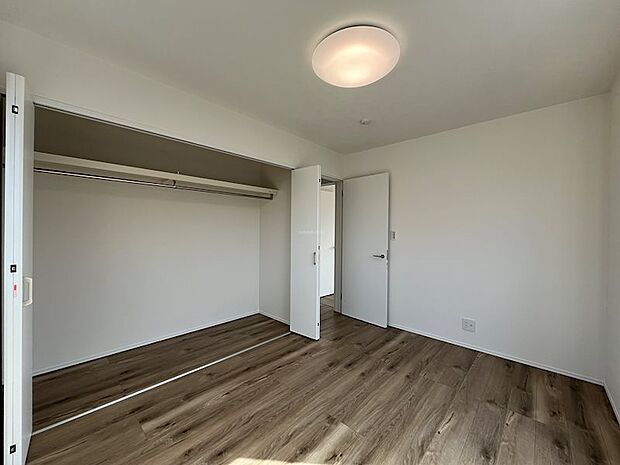 2F洋室6帖。2階で一番大きなクローゼットがあるお部屋