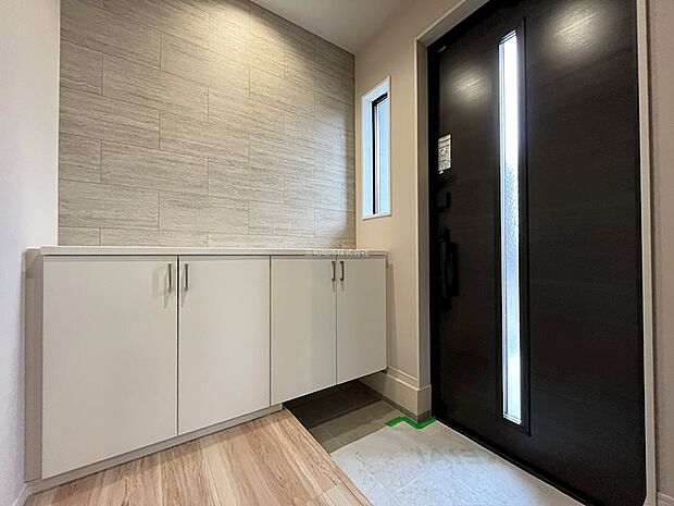 シューズボックス上はアクセントクロスで仕上げてあり玄関をお洒落に演出します