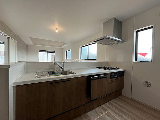 リビングの様子を見ながら家事のできる対面式キッチン