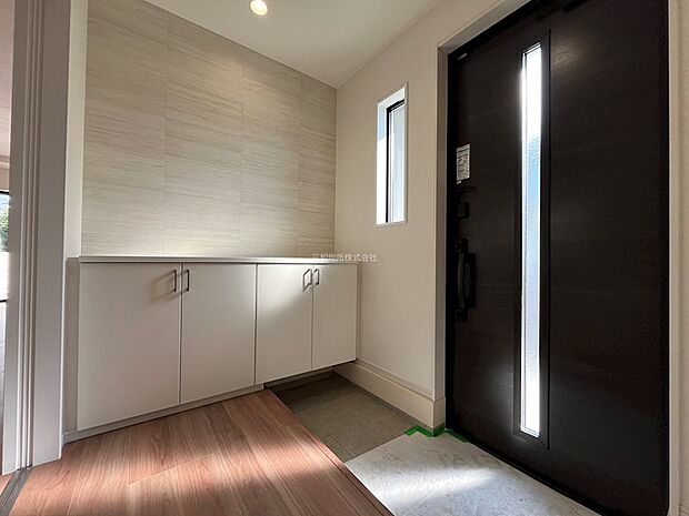 大きなシューズボックスつき。上部はアクセントクロスで仕上げてあるのでお洒落にみえますね