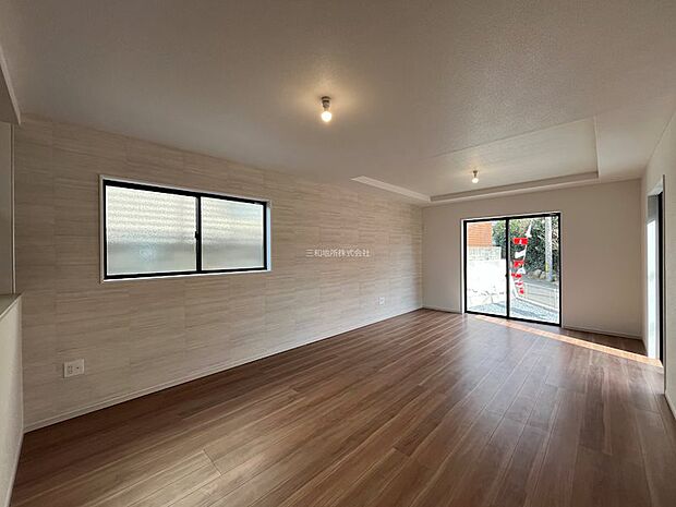 19.5帖LDK。隣家に面した窓はすりガラスになっておりプライバシーにも配慮されています
