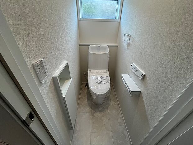 扉付きの収納があるトイレ