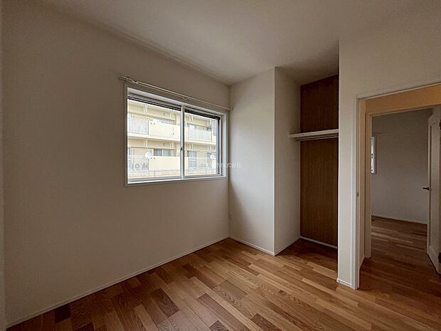 洋室5帖。収納つきでお部屋が広く使えます