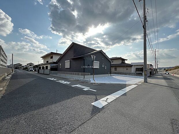 出入りしやすい角地の物件です