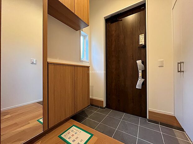 シューズボックスとSICのある収納豊富な玄関