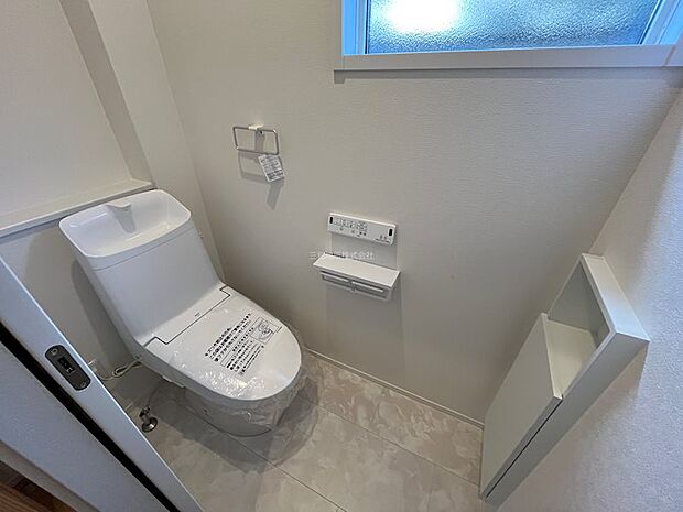 扉付きの収納がある1Fトイレ