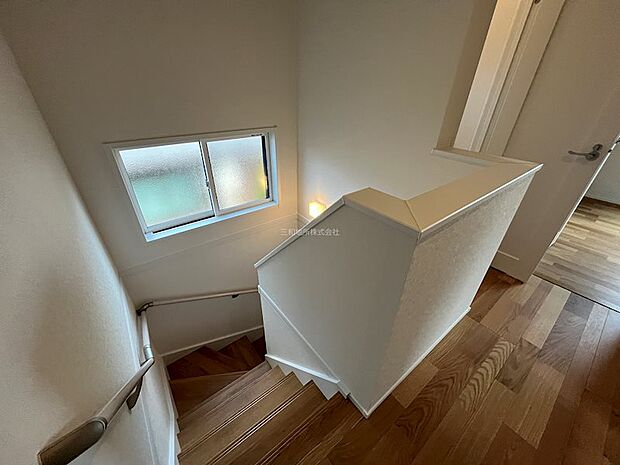 階段部分には窓もあるので明るいです