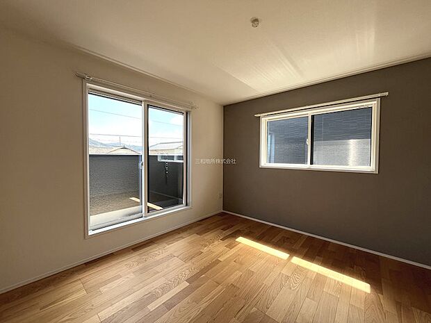 バルコニーに面した明るい2F洋室7.5帖