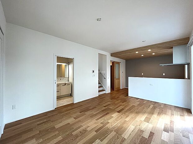 対面式のキッチンで家族の様子を見ながら家事のできる16帖LDK