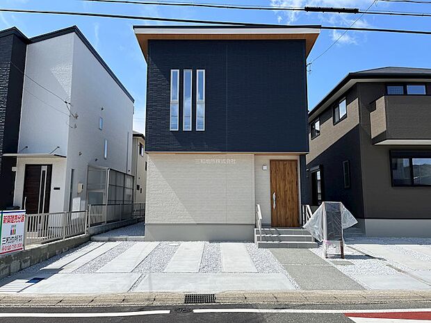 駐車場は敷地内に並列駐車可能です