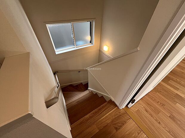 間接照明の灯りが