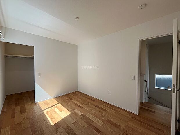 2F洋室6帖。WICつきでお部屋が広く使えます