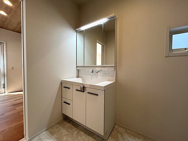 左右にスペースがありちょっと物を置いたりできる横幅もある洗面台