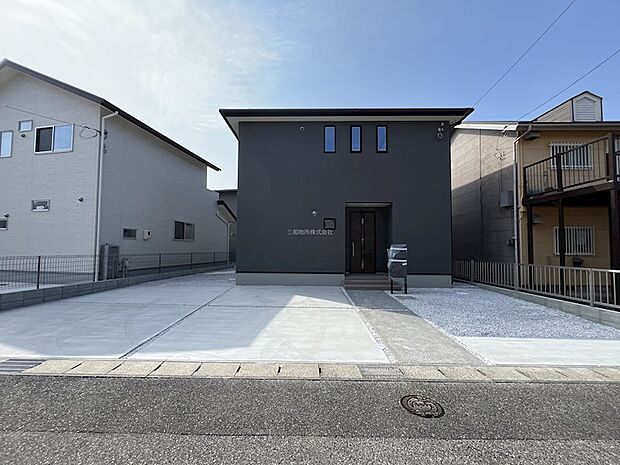 駐車場は敷地内に並列で複数台駐車可能