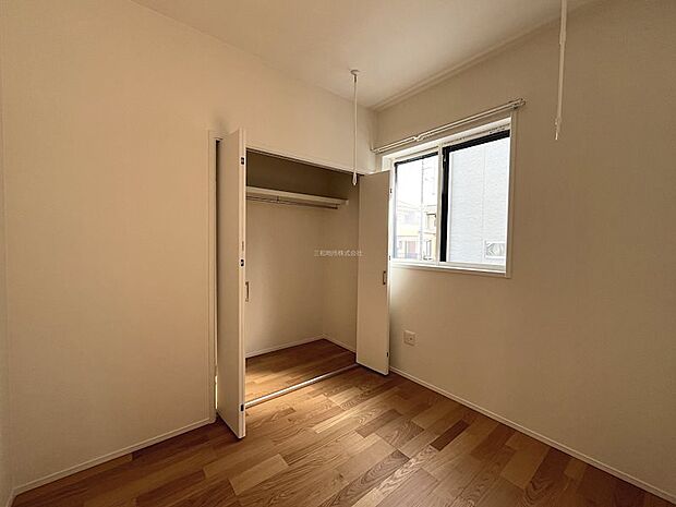 1F洋室3.7帖。上部に物干しもついています