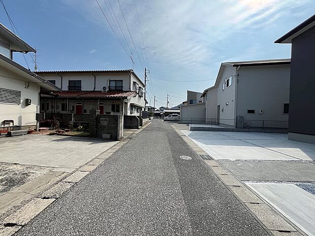 周辺交通量少なめです