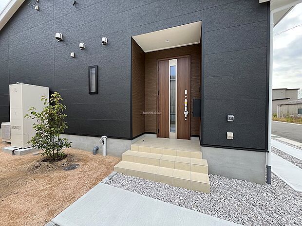 リモコンキーつきのダブルロックの玄関