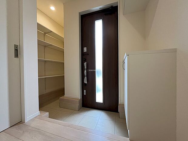 シューズボックスとSICつきの収納豊富な玄関