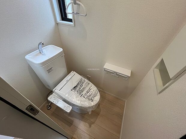 扉付きの収納もある多機能トイレ