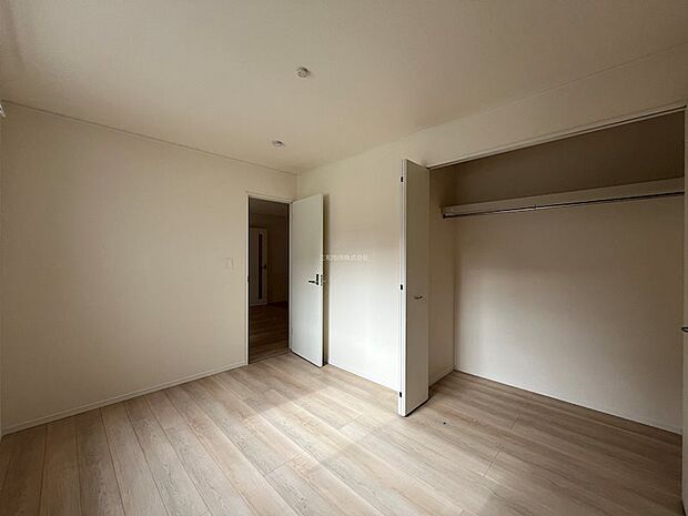 洋室6帖。全部屋フローリングでお掃除しやすいです