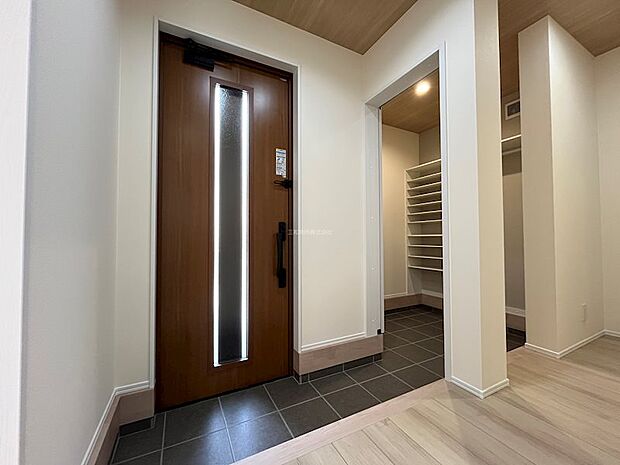 SICつきの玄関。ドアがあるので来客時には収納を見えにくくできます