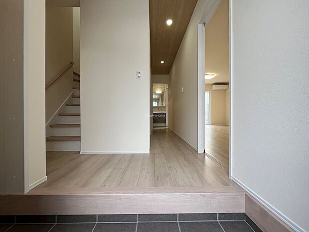 玄関ホールも広々