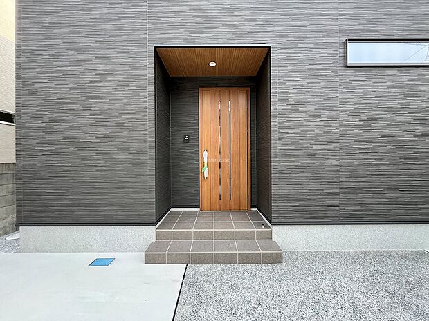 ダブルロックの玄関ドアで防犯面も安心