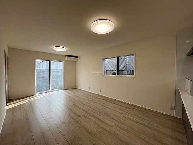 18帖LDK。大きな窓は裏庭に面しているので外からの視線も気になりにくいですね