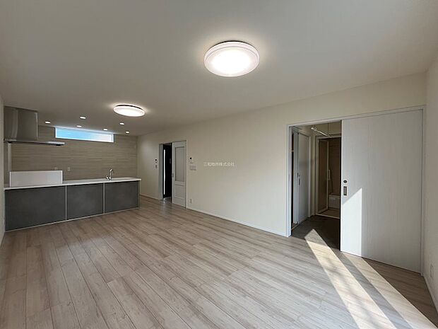 明るく広々とした18帖LDK