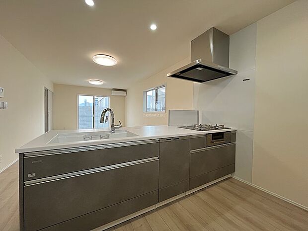 ワークトップも広くリビングの様子も見やすいカウンターキッチン