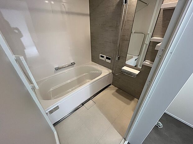 落ち着いた色合いのくつろげるバスルーム