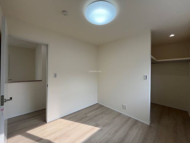 2F洋室B4.5帖。2F全部屋WICつきでお部屋が広く使えます