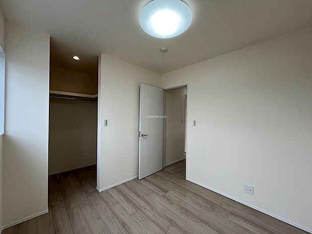 2F洋室C4.5帖。インテリアに合わせやすいシンプルな内装です