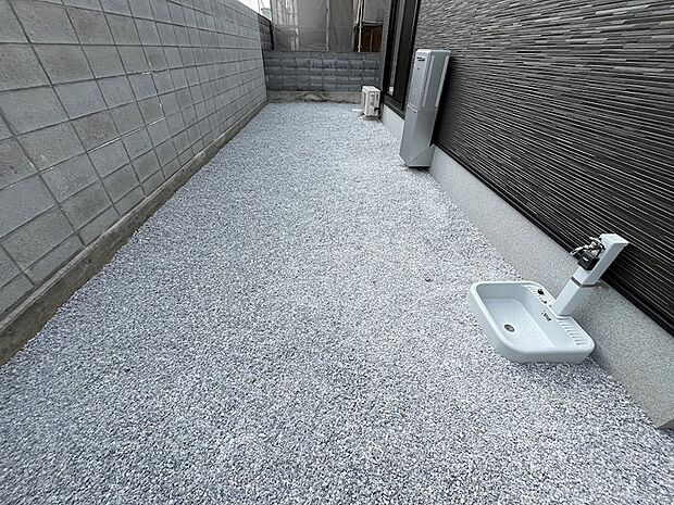 建物裏庭。砂利敷で防犯にもなります