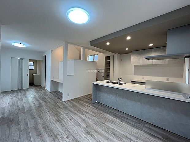 スキップフロア下には造作のカウンターもあるリビング