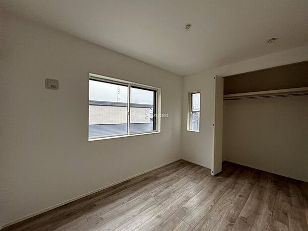 大きなクローゼットつきの2F洋室B