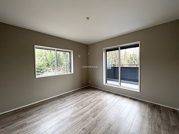 バルコニーに面した明るい2F洋室A