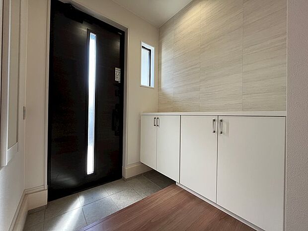 シューズボックス上はアクセントクロスで仕上げてありおしゃれな雰囲気