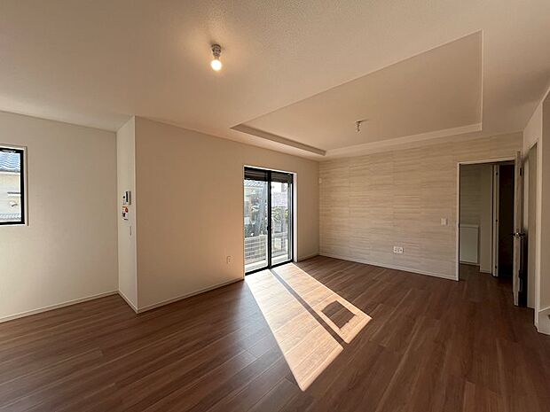 明るい日差しの降り注ぐリビング