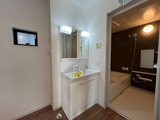 三面鏡にもなる鏡つきの洗面台