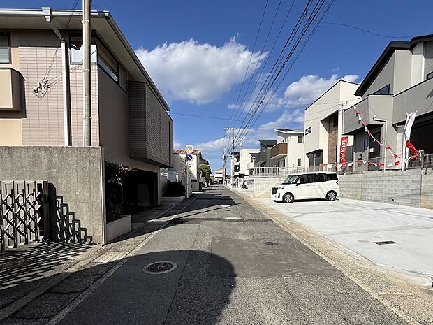 住宅街で交通量は少なめです