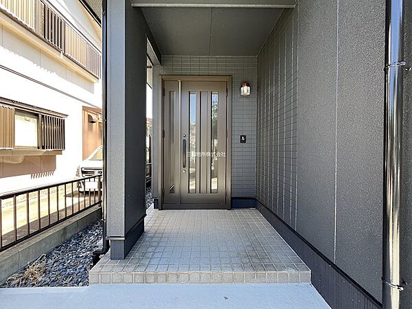 屋根のある玄関ポーチ。ダブルロックの玄関で防犯面も安心です