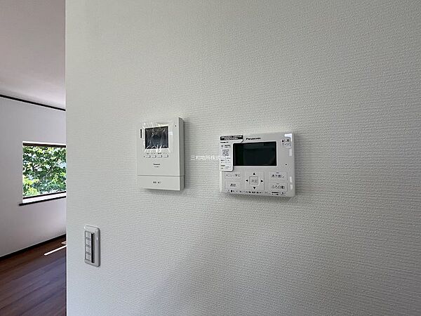 キッチン横から給湯と来客の確認ができます
