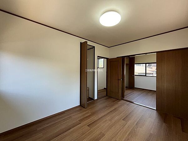 2F洋室6帖。ドアで仕切られているので隣の部屋と?げて使うこともできます
