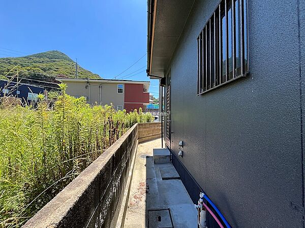 建物裏側。キッチン横の勝手口から出入りできます