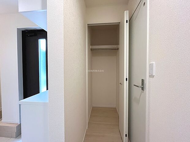 廊下にあるクローゼットはハンガーパイプも備え付け。コートなどの衣類はもちろん季節家電などもすっきり収納できます。