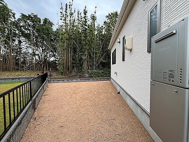 建物横のスペースはプライバシーを保ちつつ自然を感じられます。